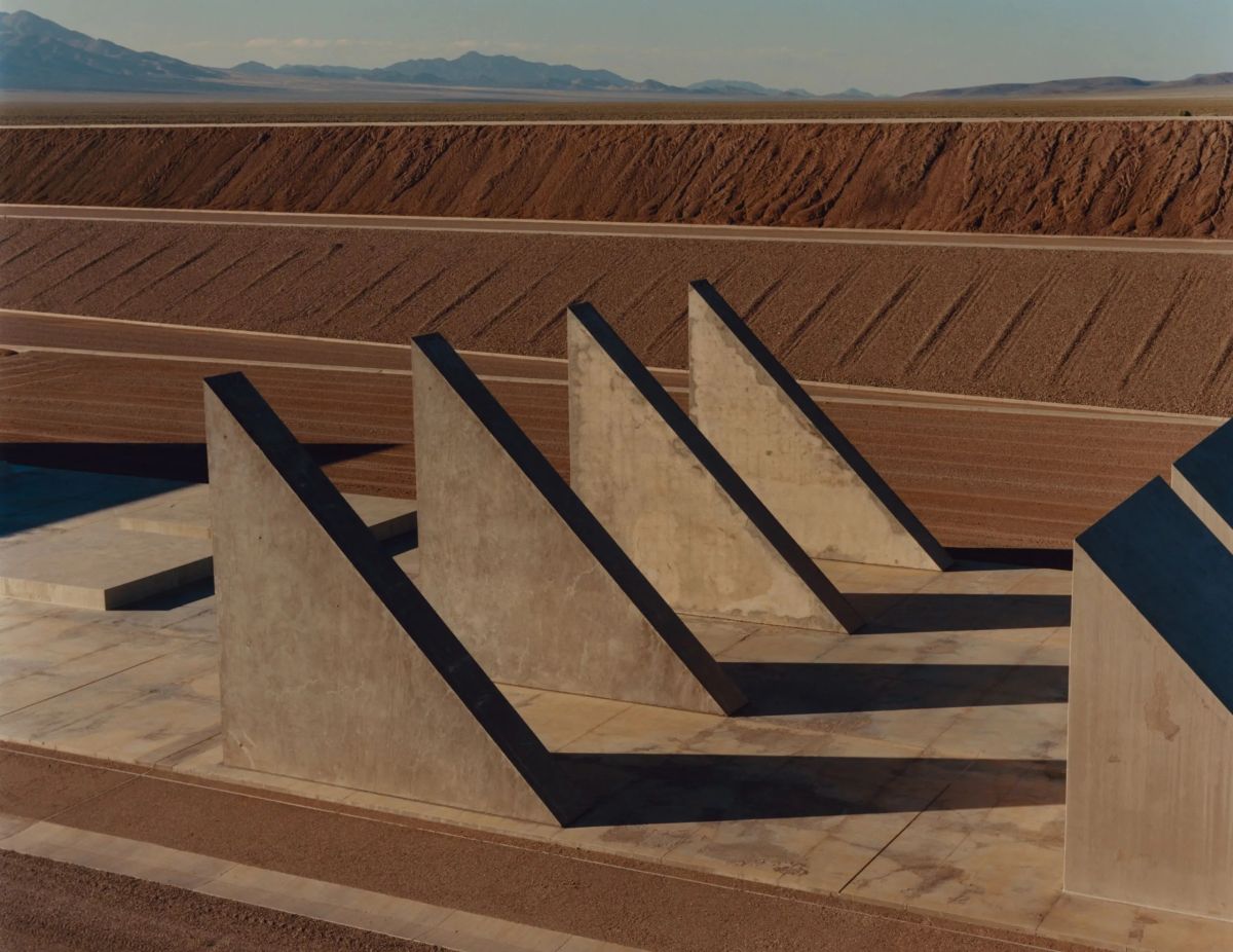 Η επική εγκατάσταση στην έρημο του Michael Heizer, μετά από 50 χρόνια στα σκαριά, ήρθε επιτέλους