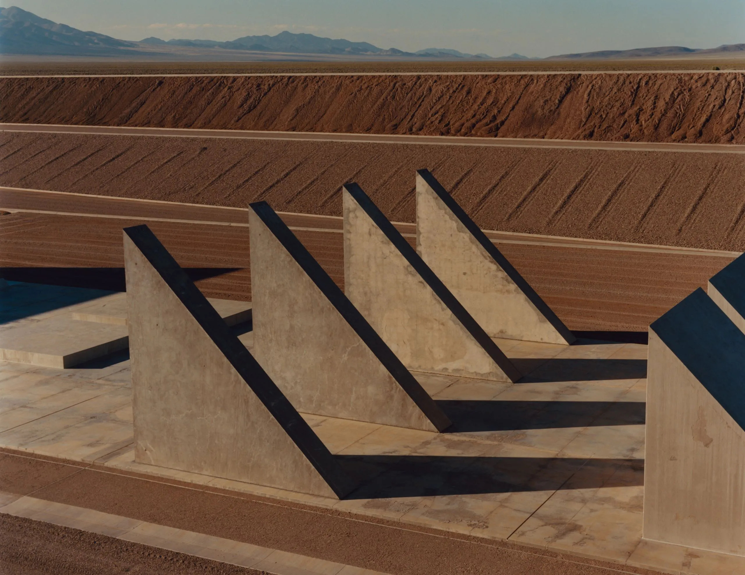 Η επική εγκατάσταση στην έρημο του Michael Heizer, μετά από 50 χρόνια στα σκαριά, ήρθε επιτέλους