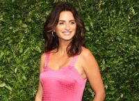 Η Penelope Cruz επιδεικνύει την απίστευτη σιλουέτα της με ένα πορτοκαλί μαγιό στο Portofino Η Penelope Cruz επιδεικνύει την απίστευτη σιλουέτα της με ένα πορτοκαλί μαγιό στο Portofino