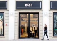 Hugo Boss: Αυξήθηκαν οι πωλήσεις λόγω του τουρισμού