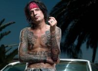 Ο πρωταγωνιστής των Motley Crue, Tommy Lee, λειτουργεί με αινίγματα