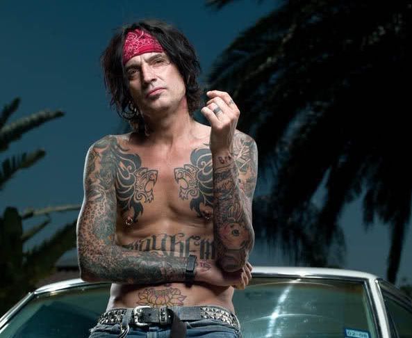Ο πρωταγωνιστής των Motley Crue, Tommy Lee, λειτουργεί με αινίγματα