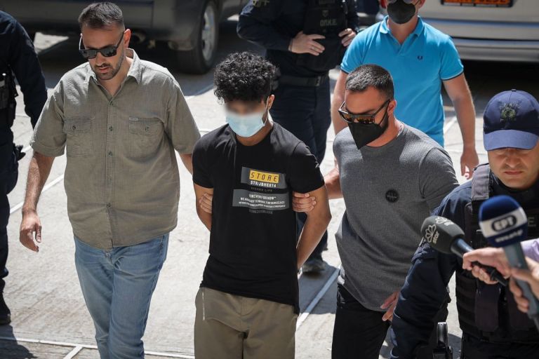 Περιστέρι: Ενώπιον του ανακριτή ο 21χρονος κατηγορούμενος για τη δολοφονία της 17χρονης