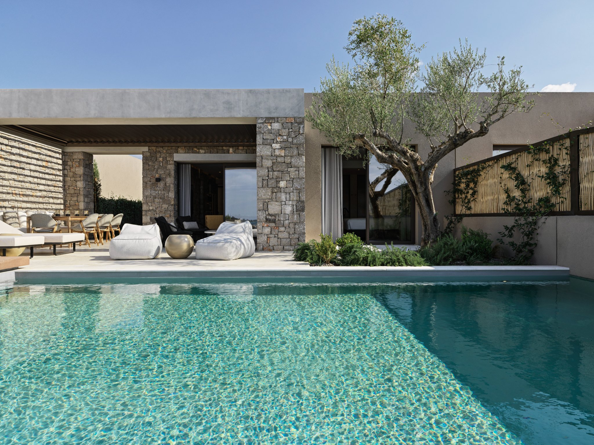 W Costa Navarino: Άνοιξε τις πόρτες στους πρώτους επισκέπτες