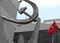 ΚΚΕ για Μητσοτάκη: Το δίλημμα «ανάπτυξη και σταθερότητα ή οπισθοδρόμηση» είναι πλαστό και παραπλανητικό