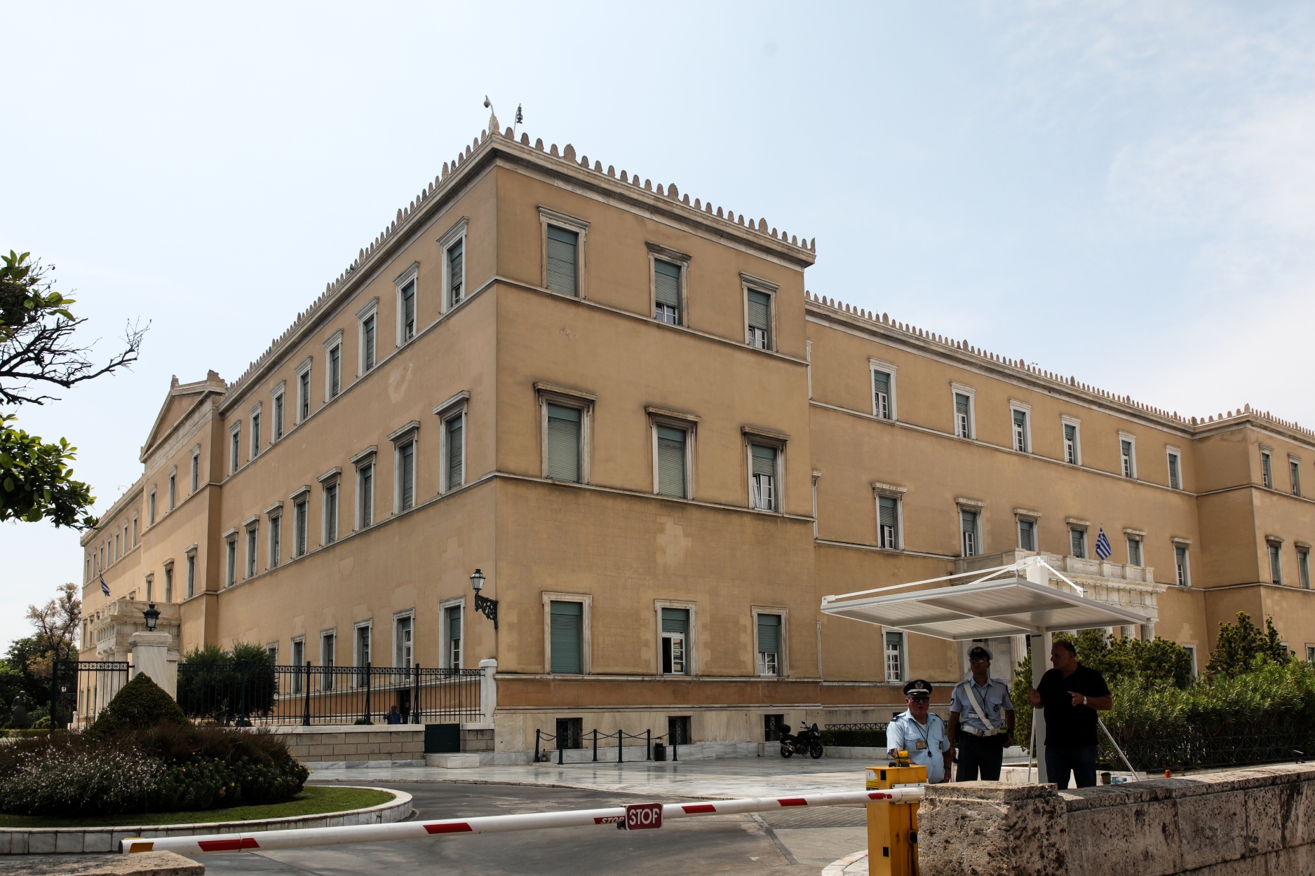 Παρακολουθήσεις: Ανεβαίνει το πολιτικό θερμόμετρο – Την Παρασκευή η πρώτη “μάχη”