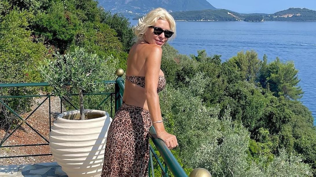 Ελένη Μενεγάκη: Στο Μεγανήσι με τον Ματέο Παντζόπουλο και τα νέα της βιβλία