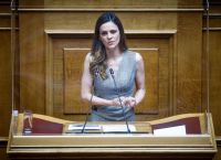 Αχτσιόγλου: “Ληστρική επιδρομή στο εισόδημα από ακρίβεια και φορολογικά έσοδα”