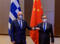 Συνάντηση Δένδια με τον Κινέζο ΥΠΕΞ: Συζήτησαν για τις ελληνοκινεζικές σχέσεις