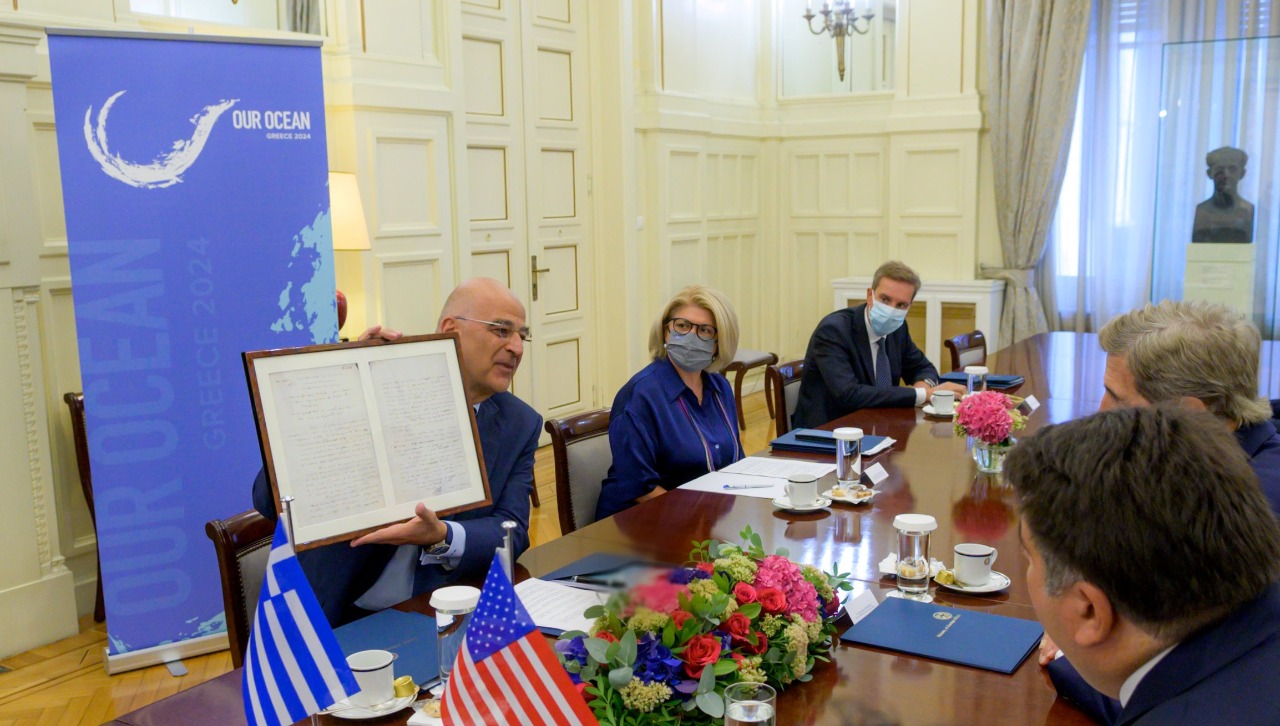 Η ενίσχυση της συνεργασίας Ελλάδας – ΗΠΑ για το κλίμα στη συνάντηση Δένδια – Κέρι