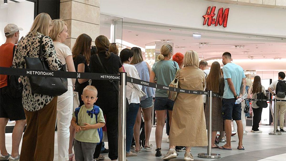 H&M: Κλείνει στη Μόσχα και η εταιρεία ξεπουλά σε τιμές σοκ