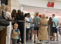 H&M: Κλείνει στη Μόσχα και η εταιρεία ξεπουλά σε τιμές σοκ