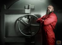 Roberto Garcia Ruiz: The “OSLO” of “LA CASA DE PAPEL” entertains at the Tropicana