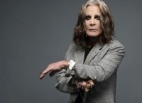 Ο παιδικός φίλος του Ozzy Osbourne θυμάται ότι ο ρόκερ βγήκε με την αδερφή του και έκανε τατουάζ στα γόνατά Ο παιδικός φίλος του Ozzy Osbourne θυμάται ότι ο ρόκερ βγήκε με την αδερφή του και έκανε τατουάζ στα γόνατά