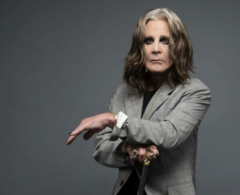 Ο παιδικός φίλος του Ozzy Osbourne θυμάται ότι ο ρόκερ βγήκε με την αδερφή του και έκανε τατουάζ στα γόνατά