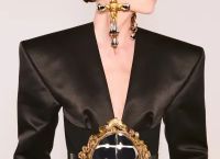 Τα «σοκαριστικά» σχέδια της Elsa Schiaparelli έρχονται στο Παρίσι Τα «σοκαριστικά» σχέδια της Elsa Schiaparelli έρχονται στο Παρίσι