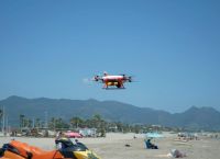 Drones κατεβάζουν σωσίβια για να σώσουν ζωές στις ισπανικές παραλίες Drones κατεβάζουν σωσίβια για να σώσουν ζωές στις ισπανικές παραλίες