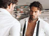 Κωνσταντίνος Αργυρός: Κάνει surfboard στη Λευκάδα και λιώνουμε με το κορμί του