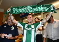 Παναθηναϊκός: Στην Αθήνα ο Μπερνάρ – Αποθεώθηκε από 100 οπαδούς στο “Ελ. Βενιζέλος”