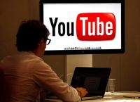 Το YouTube θα προβάλλει διαφημίσεις που εκπαιδεύουν τους χρήστες σχετικά με ψεύτικες ειδήσεις