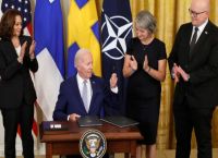 ΗΠΑ: Ο Μπάιντεν υπέγραψε την επικύρωση από τις ΗΠΑ της εισόδου της Σουηδίας και της Φινλανδίας στο NATO