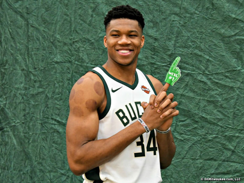 Giannis returns in cash to his controversial gesture towards LeBron