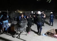 Ελαιώνας: Συνεχίζονται οι “μάχες” μεταξύ των αλληλέγγυων και δυνάμεων των ΜΑΤ [vids]