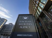 ΕΜΑ: Εγκρίνει τα εμβόλια των Pfizer και Moderna κατά της Όμικρον