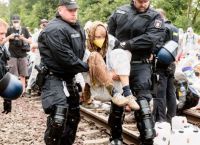 Αμβούργο: Επεισόδια ανάμεσα σε διαδηλωτές και την αστυνομία σε διαδήλωση για το κλίμα Αμβούργο: Επεισόδια ανάμεσα σε διαδηλωτές και την αστυνομία σε διαδήλωση για το κλίμα