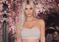Η Kim Kardashian φωτογραφίζεται με εσώρουχα και μπότες στο γυμναστήριο