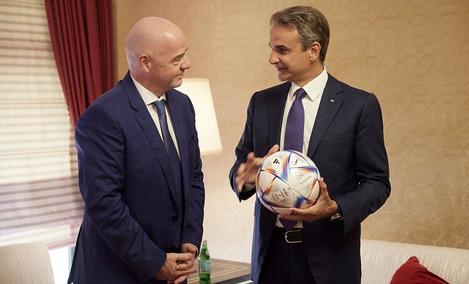 PM Mitsotakis met with FIFA president Gianni Infantino in Qatar