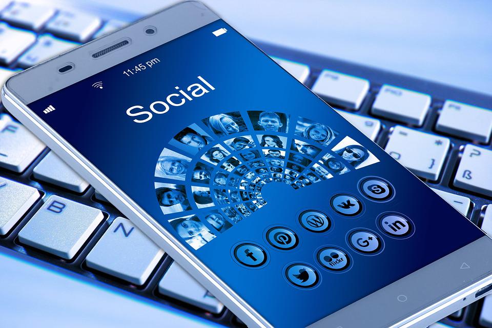 Deutsche Welle: Υπερκόπωση από τα social media;