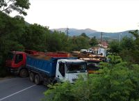 Κόσοβο: Καλύτερη δείχνει η κατάσταση – Οι Σέρβοι απομακρύνουν τα οδοφράγματα