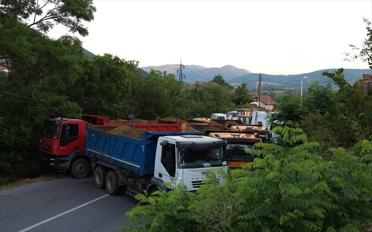 Κόσοβο: Καλύτερη δείχνει η κατάσταση – Οι Σέρβοι απομακρύνουν τα οδοφράγματα