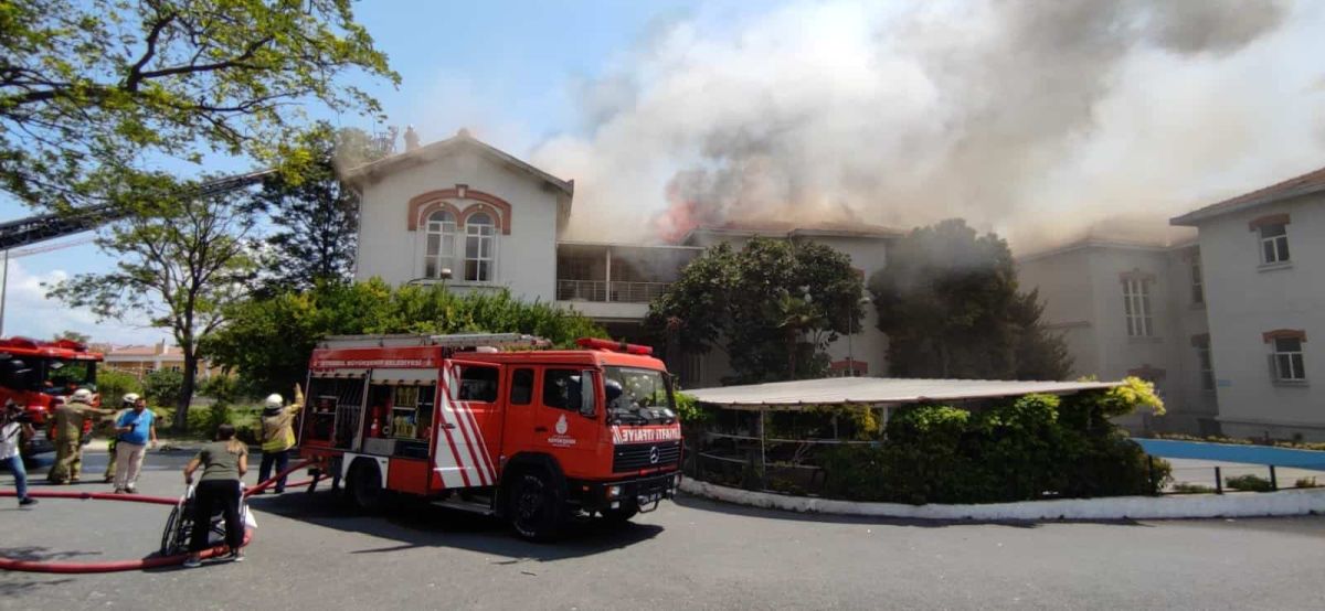 Κωνσταντινούπολη: Τεράστια πυρκαγιά στο ελληνικό νοσοκομείο Μπαλουκλή