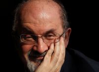 Σαλμάν Ρούσντι: Διάσημοι συγγραφείς εκφράζουν την αλληλεγγύη τους