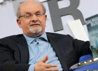 Σαλμάν Ρούσντι: Στο χειρουργείο μετά τη δολοφονική επίθεση που δέχθηκε