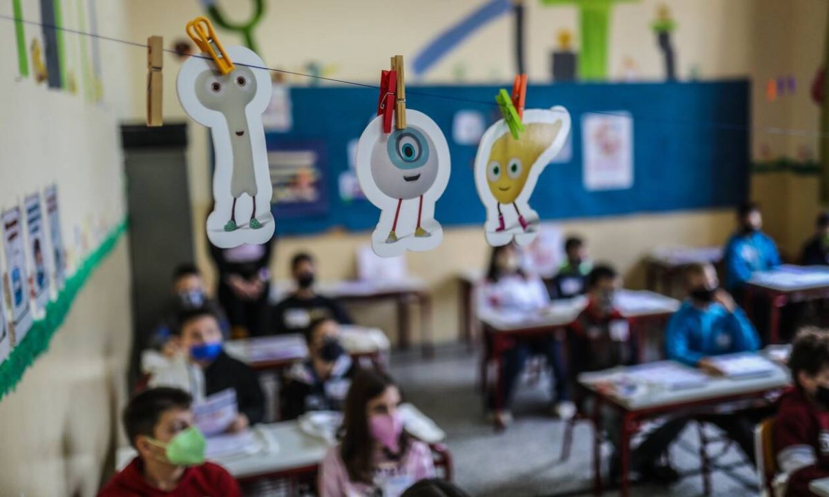 Σχολεία – Κεραμέως: Ηπιότερα τα μέτρα για την επιστροφή των μαθητών στο σχολείο