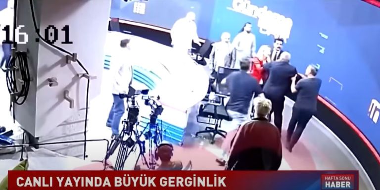 Τουρκία: Live… ξύλο ανάμεσα σε δημοσιογράφο και βουλευτή σε τηλεοπτικό στούντιο