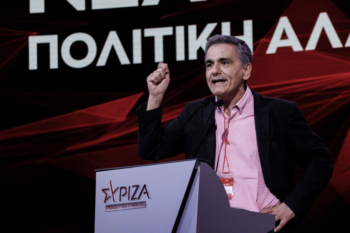 Τσακαλώτος: “Τι εννοείτε ότι εγώ δεν είχα καμία σχέση με αυτό;” – Ο παραλληλισμός με τον Τζον Κόρφας