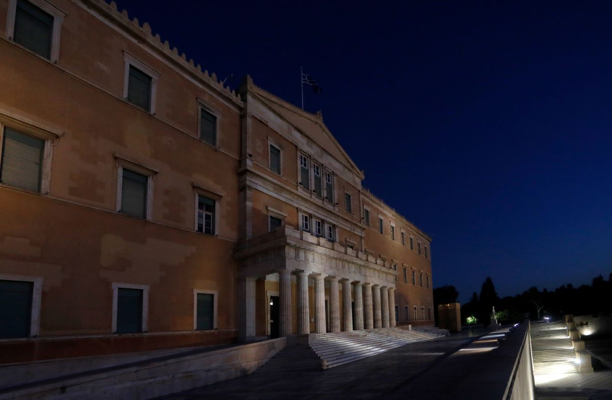 Ενεργειακή κρίση: “Σβήνει” τα φώτα η Βουλή για περιορισμό της κατανάλωσης ρεύματος