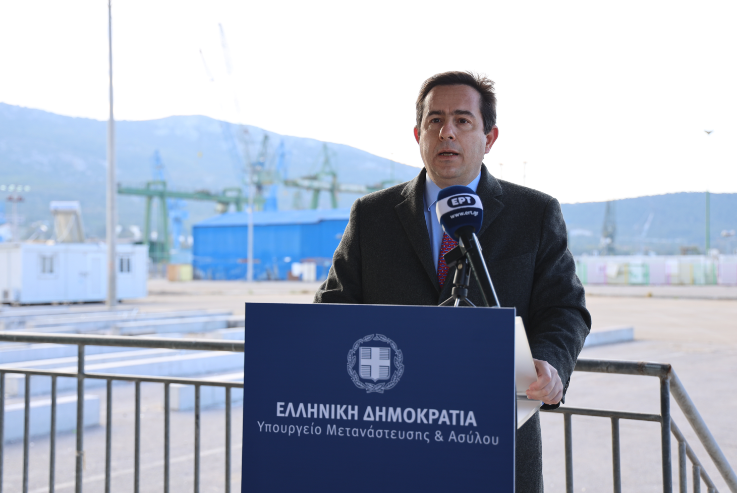 Επείγουσα επιστολή Μηταράκη στην ΕΕ- Ζητά τη μετεγκατάσταση των 400 διασωθέντων μεταναστών της Κρήτης