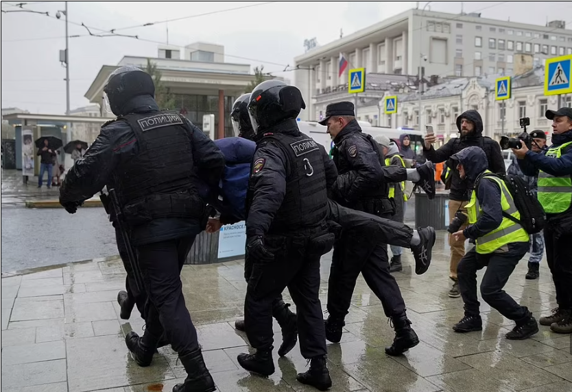Ρωσία: Άγριες συγκρούσεις αστυνομικών με πολίτες που αντιδρούν στην επιστράτευση