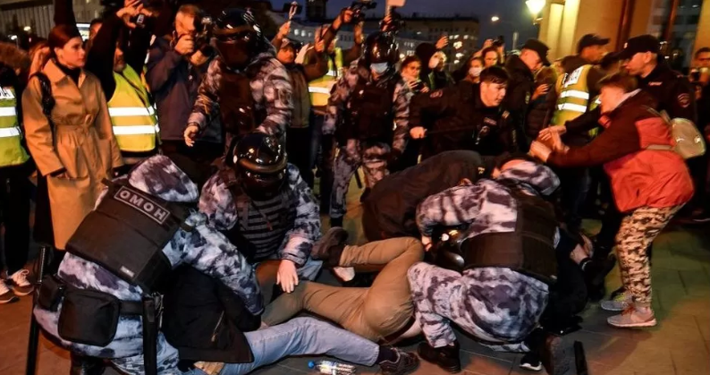 Κρεμλίνο: “Υπερβολές” τα περί φυγής Ρώσων – Αναγκαία η επιστράτευση