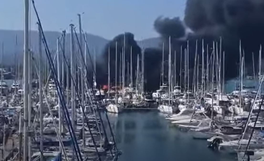 Μεγάλη πυρκαγιά στη Κέρκυρα -Καίγονται τέσσερα σκάφη στη Μαρίνα Γουβιών