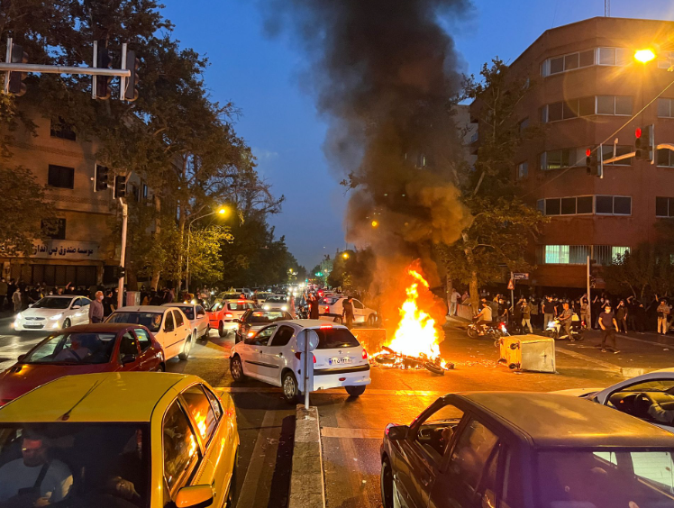 Ιράν – Σκληρό βίντεο: Πυροβόλησαν στο κεφάλι νεαρή Ιρανή [vid]