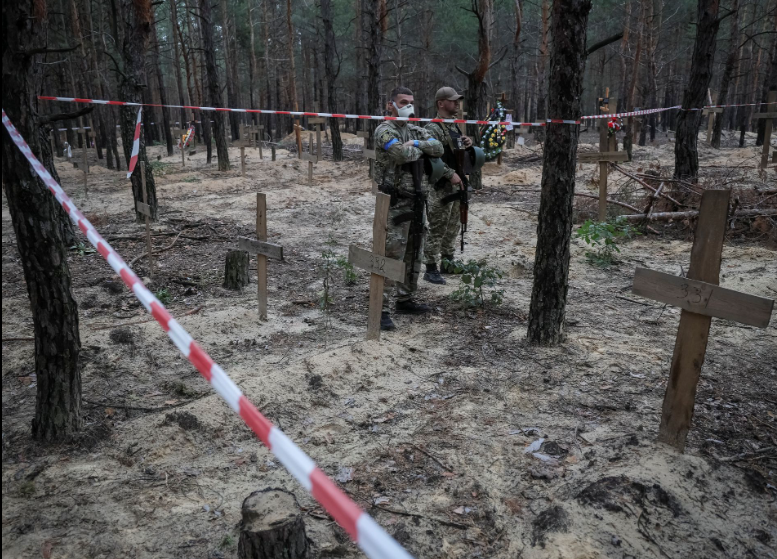 ΕΕ: Ζητά δικαστήριο εγκλημάτων πολέμου για νεκρούς στην Ουκρανία