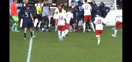 Γαλλία – Πολωνία: “Ρινγκ” το γήπεδο – “Βροχή” οι αποβολές και διακοπή [vid]