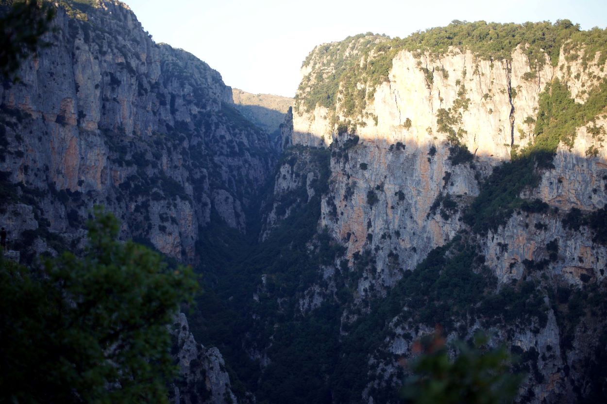 Αγνοείται ζευγάρι Ισραηλινών τουριστών στη χαράδρα του Βίκου – Σε εξέλιξη έρευνες διάσωσης
