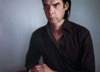 Nick Cave: Το νέο του βιβλίο «ΠΙΣΤΗ, ΕΛΠΙΔΑ, ΜΑΚΕΛΕΙΟ» αποκαλύπτει μυστικές τηλεφωνικές συνομιλίες
